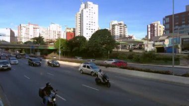 Sao Paulo, Brezilya, 27 Ocak 2021. Maio Caddesi 23 numarada trafik var, Sao Paulo 'daki Ibirapuera Parkı yakınlarında. 