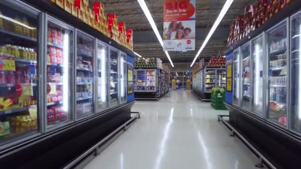 브라질 상파울루 2021 사람들은 슈퍼마켓의 냉장고에서 제품을 — 비디오