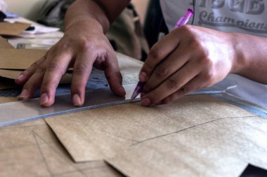 Sao Paulo, Brezilya, 18 Aralık 2013. Profesyonel moda tasarımcısı, Sao Paulo 'da bir moda tasarım stüdyosunda üretilecek kıyafet modellerini çiziyor.
