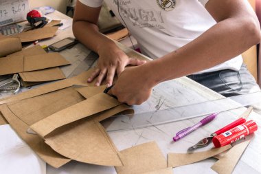 Sao Paulo, Brezilya, 18 Aralık 2013. Profesyonel moda tasarımcısı, Sao Paulo 'da bir moda tasarım stüdyosunda üretilecek kıyafet modellerini çiziyor.