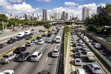 Sao Paulo, Brezilya, 19 Aralık 2013: Brezilya 'nın Sao Paulo şehrinde 23 de Maio Bulvarı üzerinde trafik. Bu cadde Ibirapuera Parkı 'ndan geçiyor..