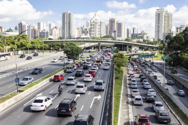 Sao Paulo, Brezilya, 19 Aralık 2013: Brezilya 'nın Sao Paulo şehrinde 23 de Maio Bulvarı üzerinde trafik. Bu cadde Ibirapuera Parkı 'ndan geçiyor..