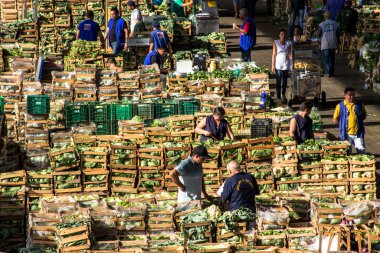 Sao Paulo, Brezilya, Eylül 02, 2014. Sao Paulo 'nun batısındaki Vila Leopoldina mahallesindeki CEAGESP' de (Sao Paulo Genel Depo Şirketi) meyve ticareti için sebze kutularında yeşil bırakır.