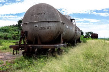 Matao, Sao Paulo, Brezilya, 19 Şubat 2013. Matao şehrindeki eski tren istasyonunun yanındaki terk edilmiş bir avluya parkedilmiş yanıcı yakıt taşımak için tren vagonu.