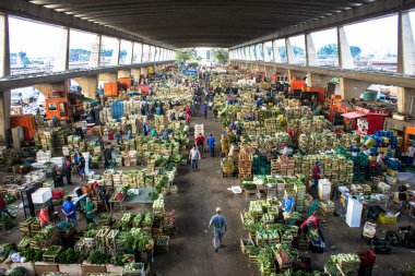 Sao Paulo, Brezilya, Eylül 02, 2014. Sao Paulo 'nun batısındaki Vila Leopoldina mahallesindeki CEAGESP' de (Sao Paulo Genel Depo Şirketi) meyve ticareti için sebze kutularında yeşil bırakır.