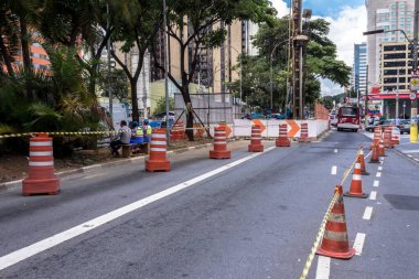 Sao Paulo, Brezilya, 11 Aralık 2015. Yanlar ve koniler Sao Paulo 'nun güneyindeki inşaat çalışmaları sırasında Ibirapuera Bulvarı' ndaki otobüs koridorunun saptırılmasını belirler.
