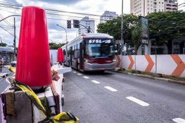 Sao Paulo, Brezilya, 11 Aralık 2015. Yanlar ve koniler Sao Paulo 'nun güneyindeki inşaat çalışmaları sırasında Ibirapuera Bulvarı' ndaki otobüs koridorunun saptırılmasını belirler.