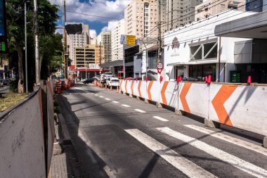 Sao Paulo, Brezilya, 11 Aralık 2015. Yanlar ve koniler Sao Paulo 'nun güneyindeki inşaat çalışmaları sırasında Ibirapuera Bulvarı' ndaki otobüs koridorunun saptırılmasını belirler.
