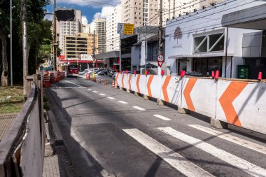 Sao Paulo, Brezilya, 11 Aralık 2015. Yanlar ve koniler Sao Paulo 'nun güneyindeki inşaat çalışmaları sırasında Ibirapuera Bulvarı' ndaki otobüs koridorunun saptırılmasını belirler.