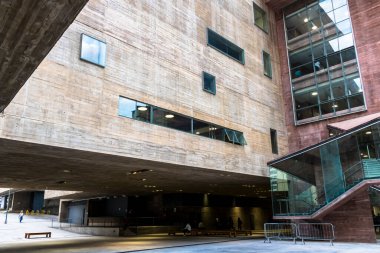 Sao Paulo, SP, Brezilya, 16 Mayıs 2017. Sao Paulo şehir merkezindeki Kültür Merkezi Praca das Artes 'in açık alanında ziyaretçi hareketi