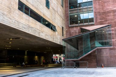 Sao Paulo, SP, Brezilya, 16 Mayıs 2017. Sao Paulo şehir merkezindeki Kültür Merkezi Praca das Artes 'in açık alanında ziyaretçi hareketi
