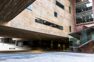 Sao Paulo, SP, Brezilya, 16 Mayıs 2017. Sao Paulo şehir merkezindeki Kültür Merkezi Praca das Artes 'in açık alanında ziyaretçi hareketi