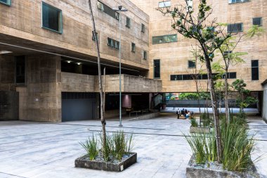 Sao Paulo, SP, Brezilya, 16 Mayıs 2017. Sao Paulo şehir merkezindeki Kültür Merkezi Praca das Artes 'in açık alanında ziyaretçi hareketi