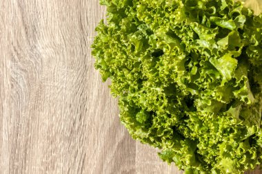 Marul, Brezilya 'da kopyalama alanı olan ahşap bir masada izole bir şekilde duruyor.