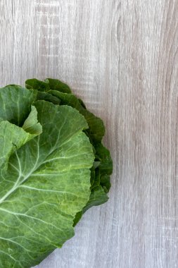 Brezilya 'da kopya alanı olan ahşap bir masada yalıtılmış lahana yaprağı.