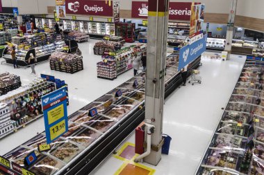 Sao Paulo, Brezilya, 02 Ocak 2021 İnsanlar Sao Paulo 'nun güneyindeki bir süpermarkette dondurulmuş gıda buzdolabından ürün seçiyorlar.