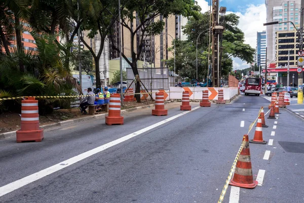 Sao Paulo, Brezilya, 11 Aralık 2015. Yanlar ve koniler Sao Paulo 'nun güneyindeki inşaat çalışmaları sırasında Ibirapuera Bulvarı' ndaki otobüs koridorunun saptırılmasını belirler.