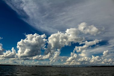 Rollemberg-Vuolo demiryolu köprüsünün görüntüsü yayalar, bisikletçiler, motosikletler, otomobiller ve demiryolu trenleriyle kesişen karışık bir köprüdür. Brezilya 'nın Mato Grosso do S eyaletlerini birbirine bağlıyor.