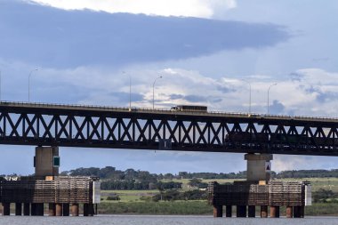 Sao Paulo, Brezilya, 19 Nisan 2015. Demiryolu köprüsünün görüntüsü, trenler ve trenler arasında geçiş yapan karışık bir köprüdür. Brezilya 'nın Mato Grosso do Sul ve So Paulo eyaletlerini birbirine bağlar ve Parana Nehri' ni geçer..