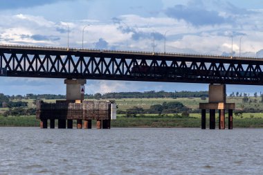 Demiryolu köprüsünün görüntüsü, trenler ve trenler arasında geçiş yapan karışık bir köprüdür. Brezilya 'nın Mato Grosso do Sul ve So Paulo eyaletlerini birbirine bağlar ve Parana Nehri' ni geçer..