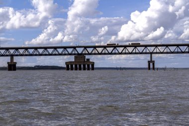 Demiryolu köprüsünün görüntüsü, trenler ve trenler arasında geçiş yapan karışık bir köprüdür. Brezilya 'nın Mato Grosso do Sul ve So Paulo eyaletlerini birbirine bağlar ve Parana Nehri' ni geçer..