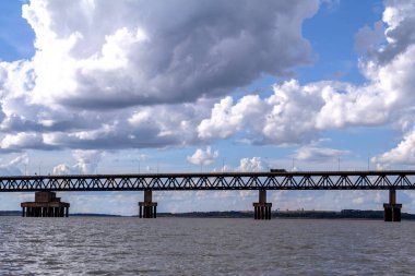 Sao Paulo, Brezilya, 19 Nisan 2015. Demiryolu köprüsünün görüntüsü, trenler ve trenler arasında geçiş yapan karışık bir köprüdür. Brezilya 'nın Mato Grosso do Sul ve So Paulo eyaletlerini birbirine bağlar ve Parana Nehri' ni geçer..