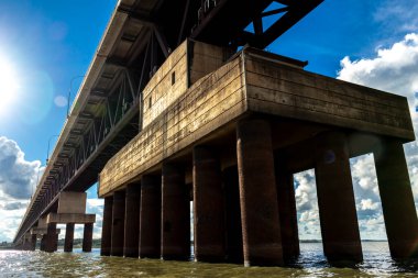 Demiryolu köprüsünün görüntüsü, trenler ve trenler arasında geçiş yapan karışık bir köprüdür. Brezilya 'nın Mato Grosso do Sul ve So Paulo eyaletlerini birbirine bağlar ve Parana Nehri' ni geçer..