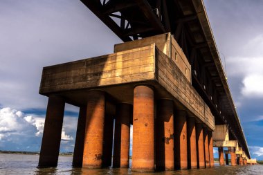 Demiryolu köprüsünün görüntüsü, trenler ve trenler arasında geçiş yapan karışık bir köprüdür. Brezilya 'nın Mato Grosso do Sul ve So Paulo eyaletlerini birbirine bağlar ve Parana Nehri' ni geçer..