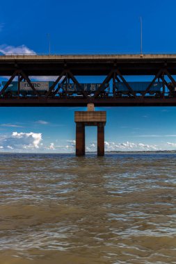 Sao Paulo, Brezilya, 19 Nisan 2015. Demiryolu köprüsünün görüntüsü, trenler ve trenler arasında geçiş yapan karışık bir köprüdür. Brezilya 'nın Mato Grosso do Sul ve So Paulo eyaletlerini birbirine bağlar ve Parana Nehri' ni geçer..