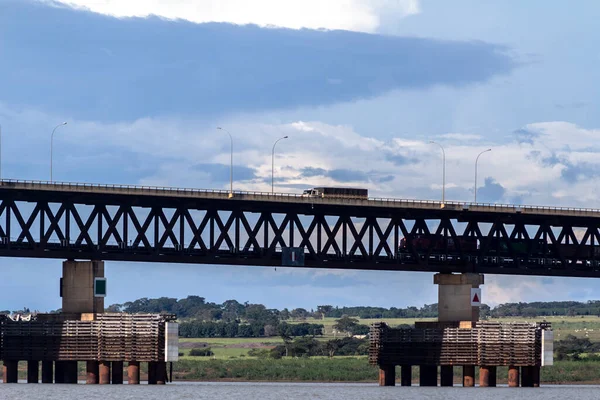 巴西圣保罗 2015年4月19日 铁路桥是一座横跨卡车和火车的混合桥 它连接了巴西的马托格罗索州和苏保罗州 穿过巴拉那河 — 图库照片