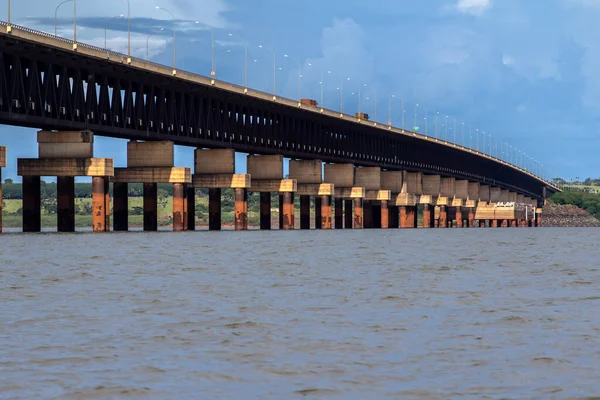 Zicht Spoorbrug Een Gemengde Brug Die Dient Vrachtwagens Treinen Steken — Stockfoto