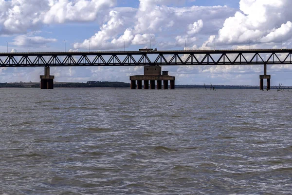 铁路桥是一座横跨卡车和火车的混合桥 它连接了巴西的马托格罗索州和苏保罗州 穿过巴拉那河 — 图库照片