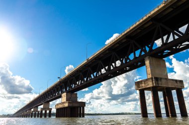 Demiryolu köprüsünün görüntüsü, trenler ve trenler arasında geçiş yapan karışık bir köprüdür. Brezilya 'nın Mato Grosso do Sul ve So Paulo eyaletlerini birbirine bağlar ve Parana Nehri' ni geçer..