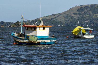 Paraty, Rio de Janeiro, Brezilya, 07 Ocak 2014. Brezilya 'nın Rio de Janeiro eyaletinin güney kıyısındaki Paraty belediyesinin Cabore sahiline demirlemiş balıkçı teknesi.
