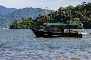 Paraty, Rio de Janeiro, Brezilya, 07 Ocak 2014. Brezilya 'nın Rio de Janeiro eyaletinin güney kıyısındaki Paraty belediyesinin Cabore sahiline demirlemiş balıkçı teknesi.