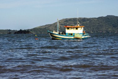 Paraty, Rio de Janeiro, Brezilya, 07 Ocak 2014. Brezilya 'nın Rio de Janeiro eyaletinin güney kıyısındaki Paraty belediyesinin Cabore sahiline demirlemiş balıkçı teknesi.