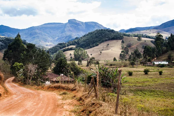 Brezilya 'nın Minas Gerais eyaletinin dağlarındaki kırsal alan
