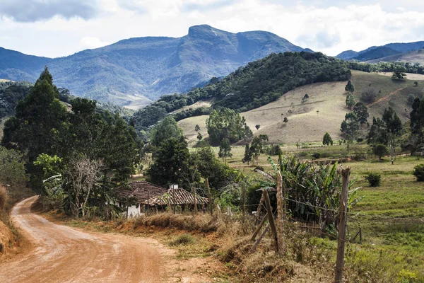 Brezilya 'nın Minas Gerais eyaletinin dağlarındaki kırsal alan