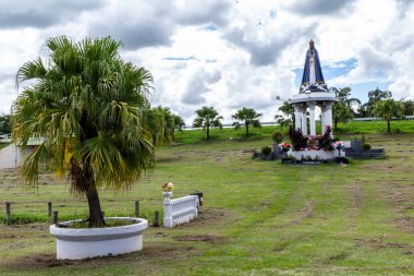 Leydi Aparecida heykelimiz Adamantina şehrinin giriş yoncasında.
