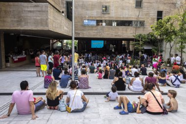 Sao Paulo, SP, Brezilya, 25 Ocak 2014, Sao Paulo şehir merkezindeki kültür merkezi Praca das Artes 'in açık alanında ziyaretçi hareketi