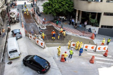 Sao Paulo, Brezilya, 10 Ağustos 2015. İşçiler Sao Paulo şehir merkezindeki sokak ve otobüs terminalinin yenilenmesi ve canlandırılması üzerinde çalışıyorlar.