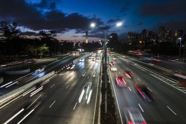 23 de Maio Bulvarı 'nda, Sao Paulo' daki Ibirapuera Parkı yakınlarında bir araç trafiği var.