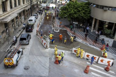 Sao Paulo, Brezilya, 10 Ağustos 2015. İşçiler Sao Paulo şehir merkezindeki sokak ve otobüs terminalinin yenilenmesi ve canlandırılması üzerinde çalışıyorlar.