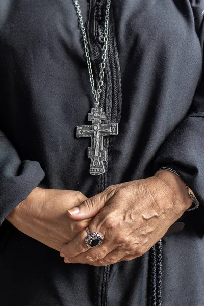希腊东正教一名牧师的十字架挂在银链上 — 图库照片