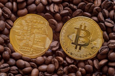 Brezilya 'da kavrulmuş kahve çekirdekleriyle arka planda altın bitcoin.