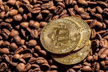 Brezilya 'da kavrulmuş kahve çekirdekleriyle arka planda altın bitcoin.