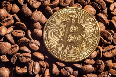 Brezilya 'da kavrulmuş kahve çekirdekleriyle arka planda altın bitcoin.