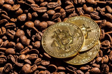Brezilya 'da kavrulmuş kahve çekirdekleriyle arka planda altın bitcoin.
