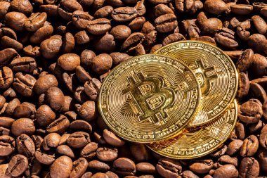 Brezilya 'da kavrulmuş kahve çekirdekleriyle arka planda altın bitcoin.