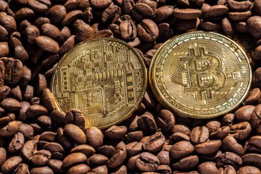 Brezilya 'da kavrulmuş kahve çekirdekleriyle arka planda altın bitcoin.